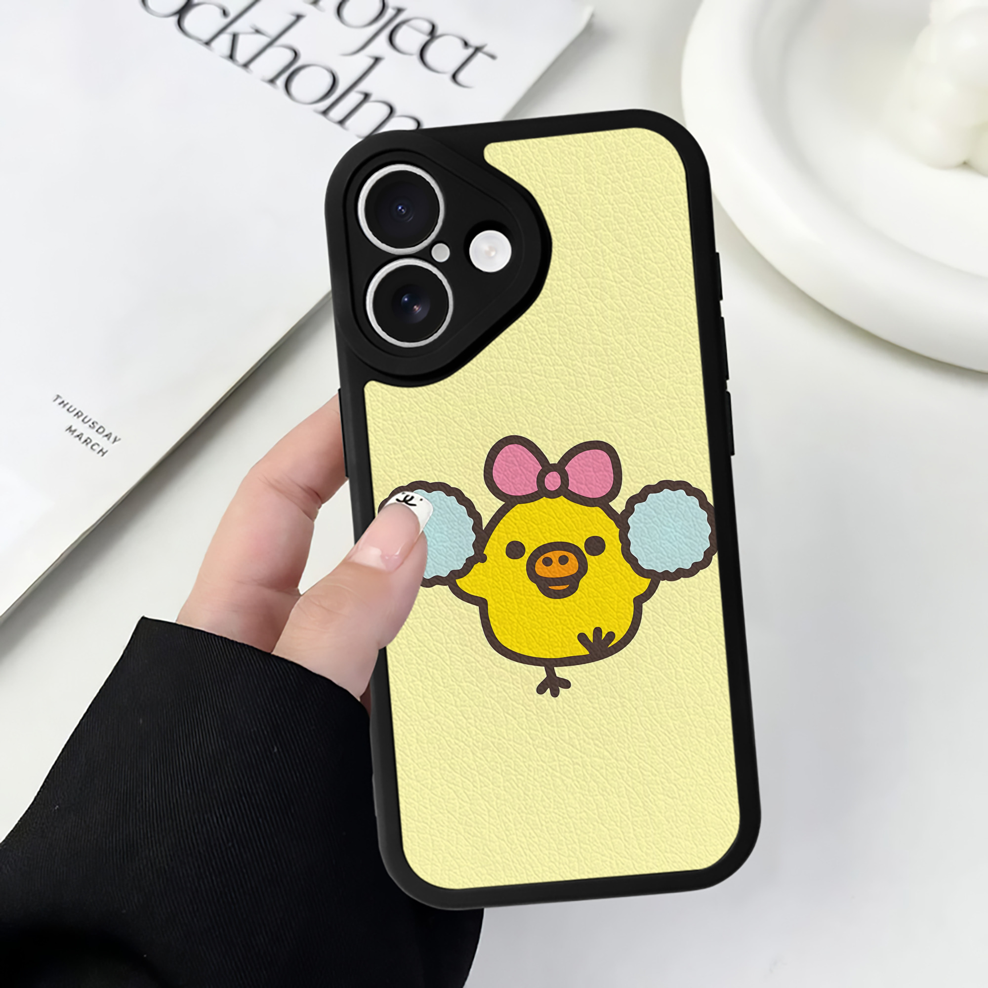 （画像用） リラックマ リラックマ キイロイトリ Rilakkuma Korilakkuma Kiiroitori 【iPhone 16シリーズ対応】シリコンスマホケース（レザー調） 材質：シリコン
